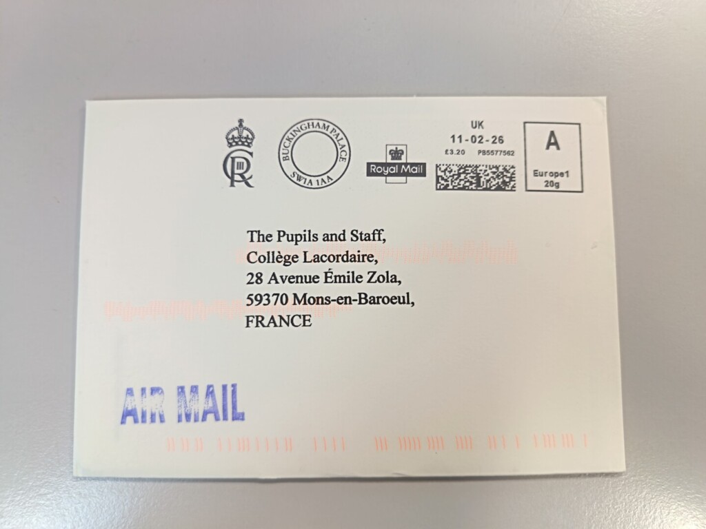 Les élèves de 6eme C et D du collège Lacordaire ont eu la belle surprise de recevoir une réponse aux voeux qu'ils avaient envoyés au roi Charles III ! 