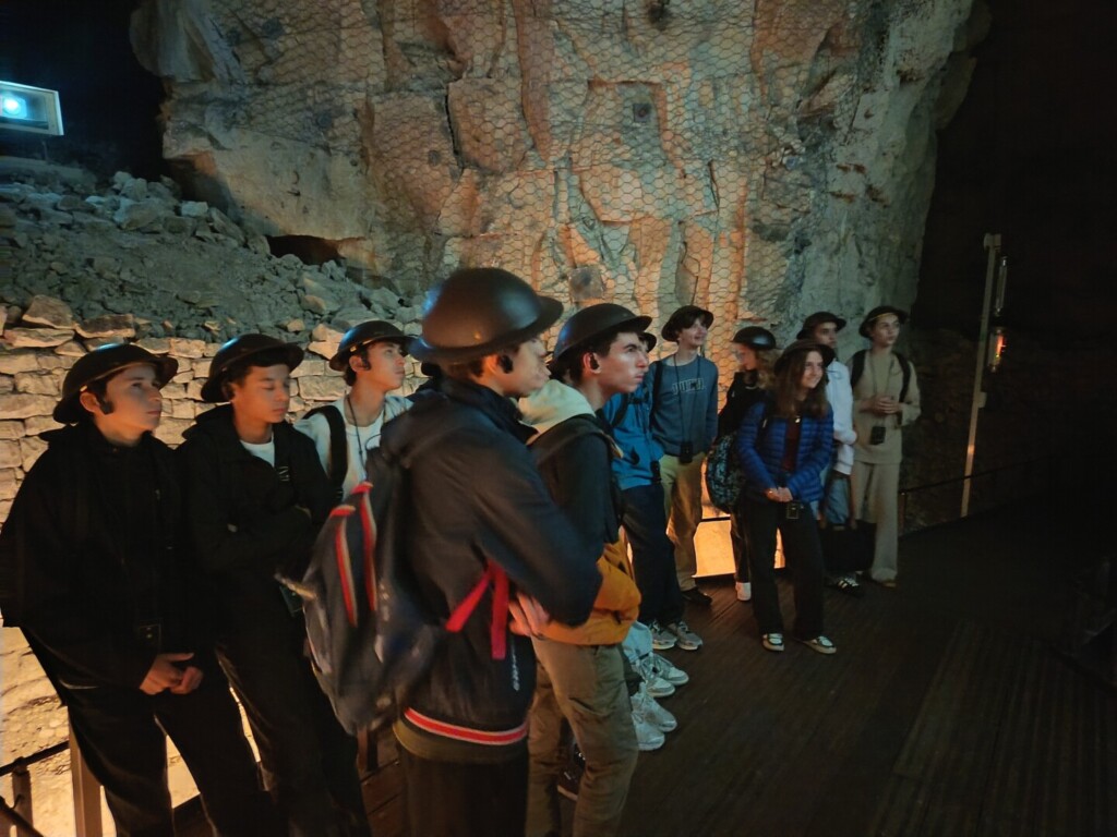 Des élèves de 3ème ont participé à une journée consacrée à la mémoire de la Seconde Guerre Mondiale. Prendre le temps d'apprendre pour prendre le temps de se rappeler et rendre hommage, c'est essentiel.